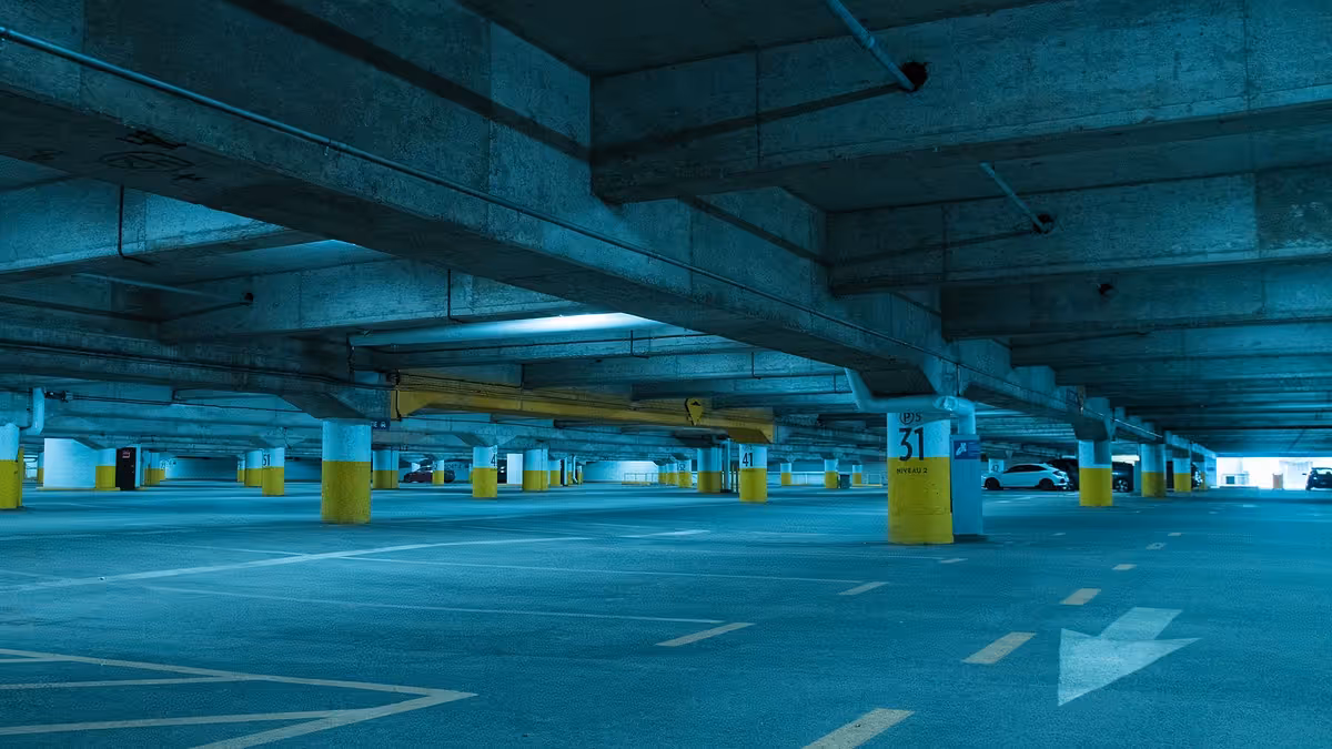 Plazas de garaje: legalidad de dormir en el coche sin molestias